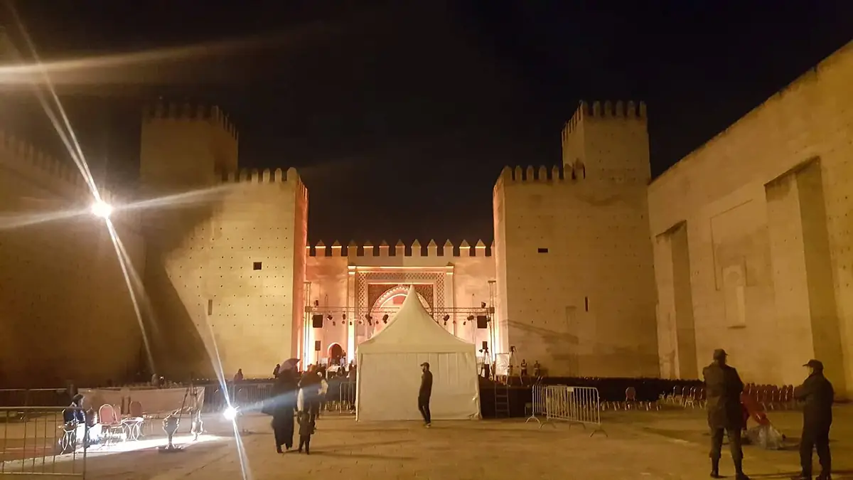 Une porte monumentale de Fès illuminée à la nuit tombée