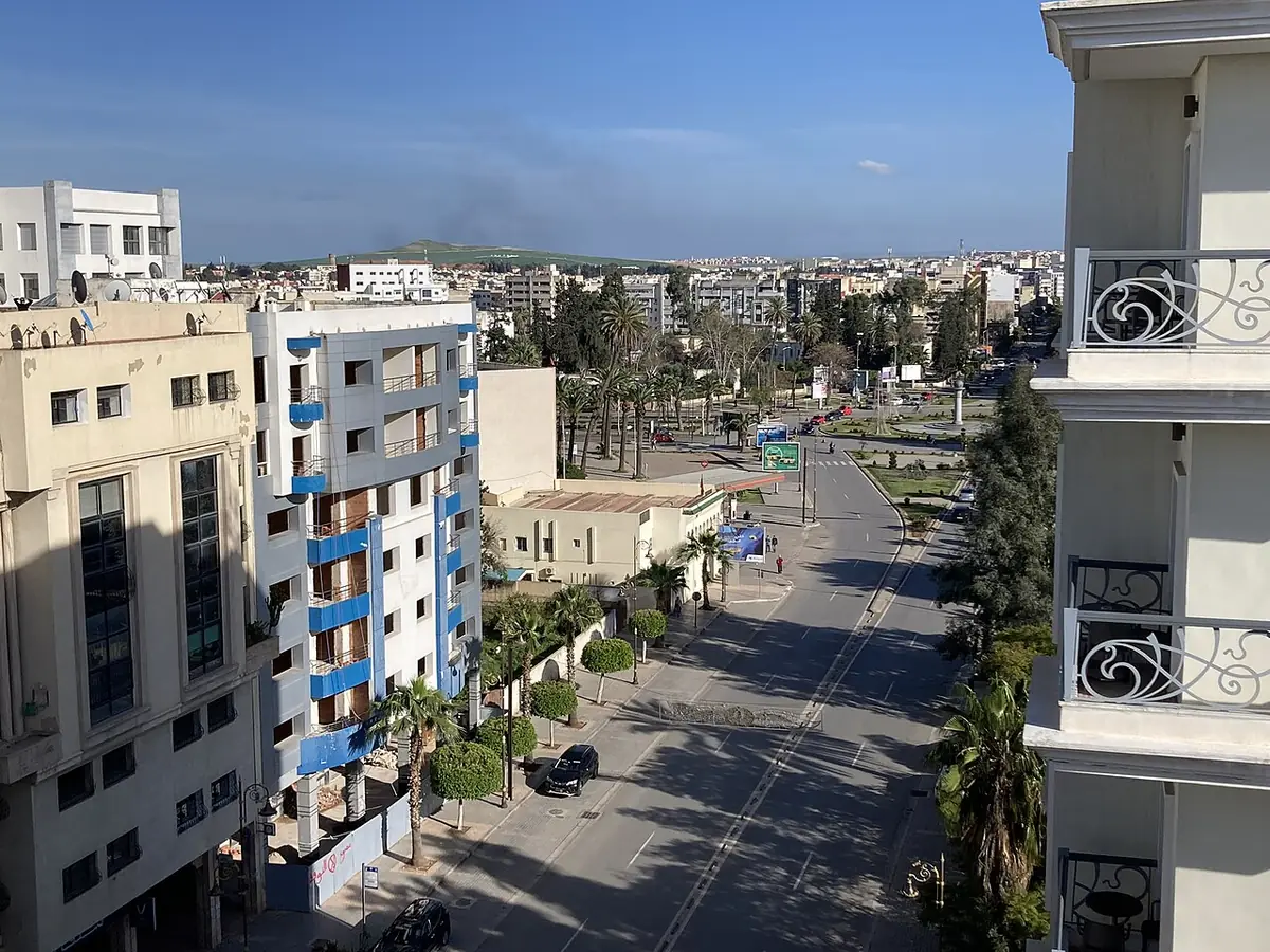 Une avenue de la Ville Nouvelle à Fès, bordée d’immeubles modernes