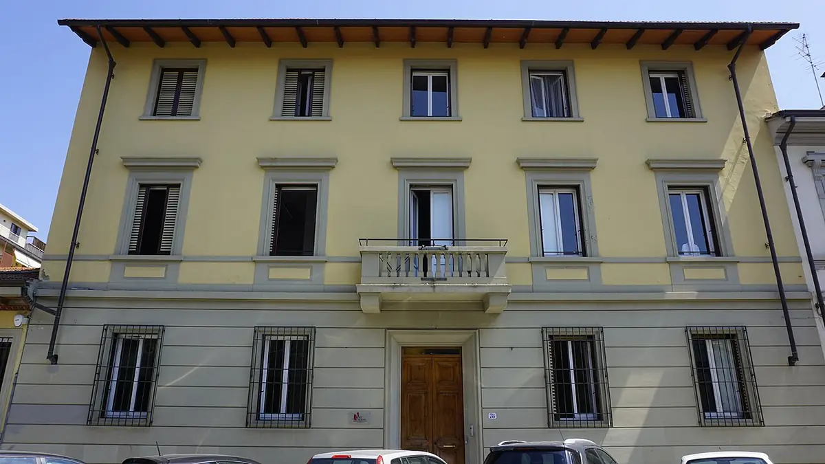 Façade jaune d’un immeuble à trois étages et balcon via Giuseppe Galliano à Florence