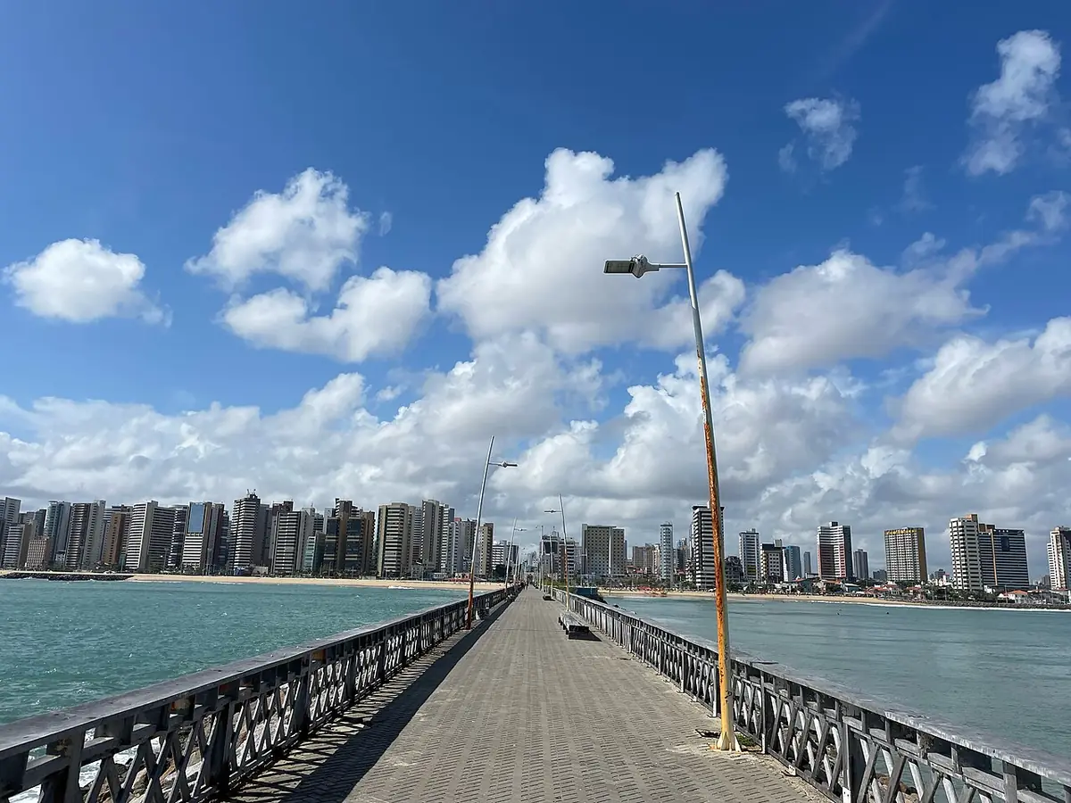 La longue jetée de la plage d’Iracema menant vers les tours de Fortaleza