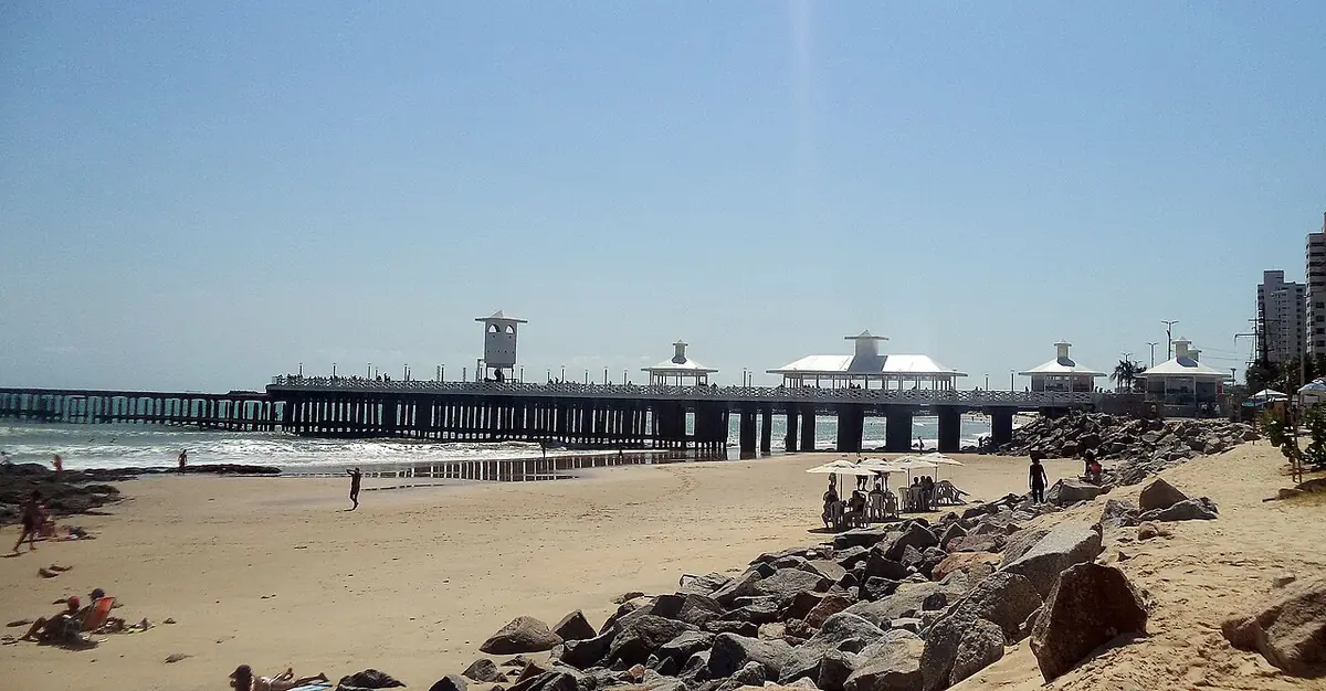 La jetée et la plage de Fortaleza, avec ses visiteurs au bord de l’eau