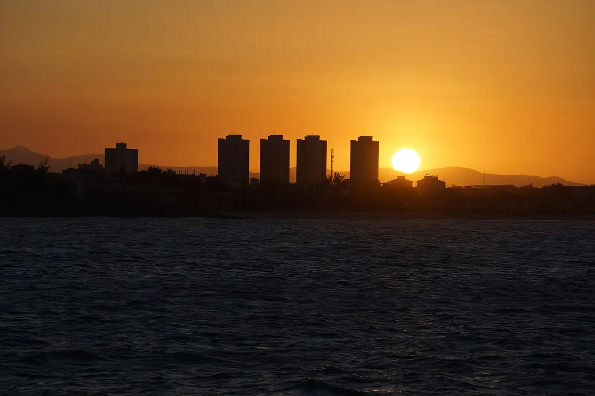 Coucher de soleil sur la skyline de Fortaleza depuis le bord de mer
