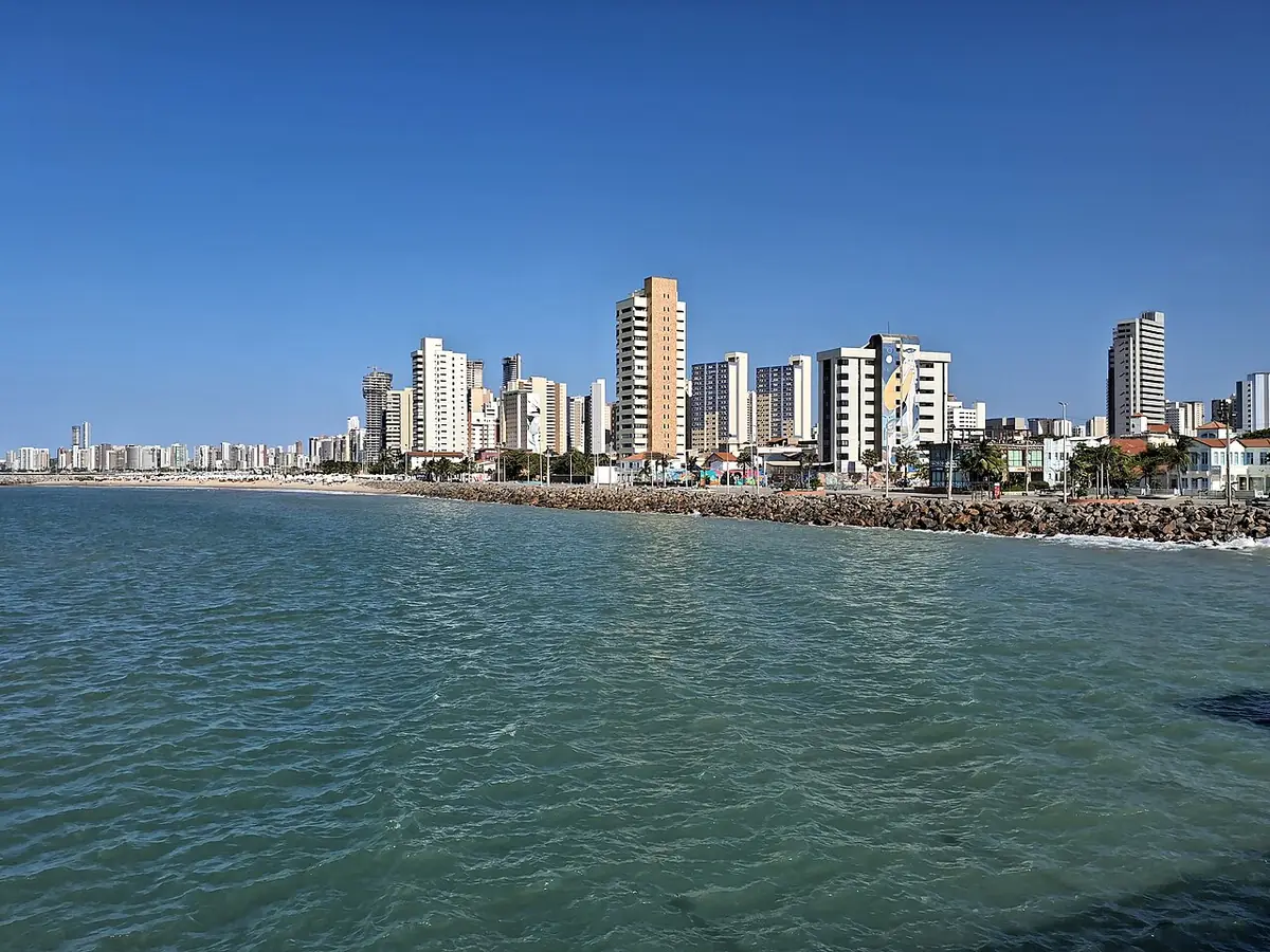 Les tours du front de mer de Fortaleza vues depuis la plage d’Iracema