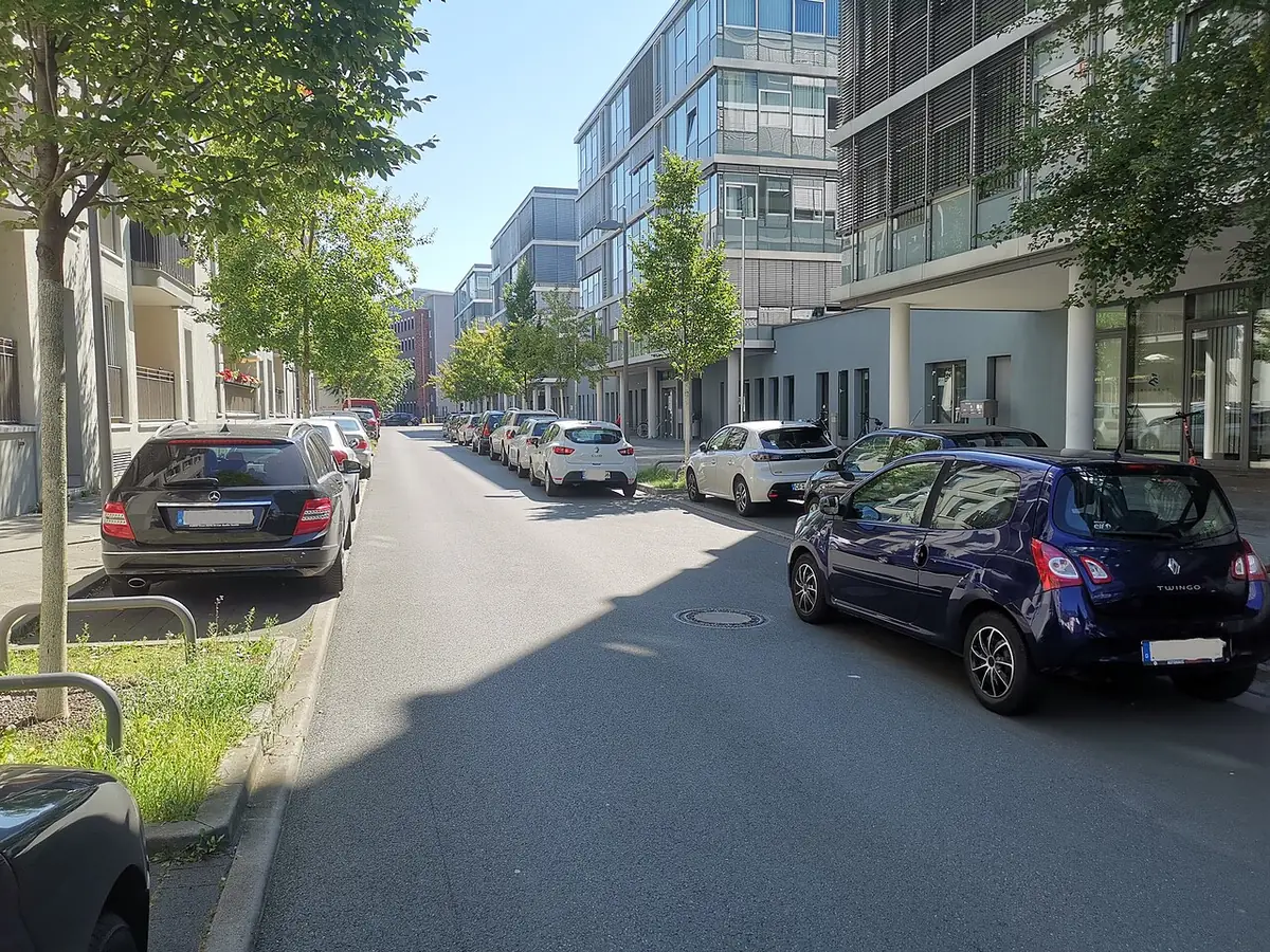 La Salvador-Allende-Straße à Bockenheim, rue résidentielle bordée de voitures garées