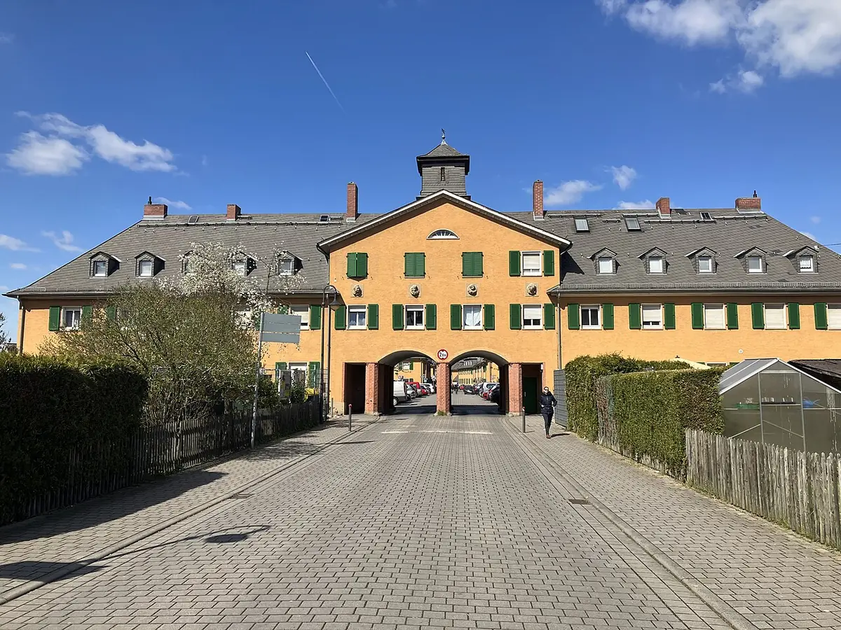 Le Torhaus de la cité cheminote de Nied, bâtiment d’entrée orangé