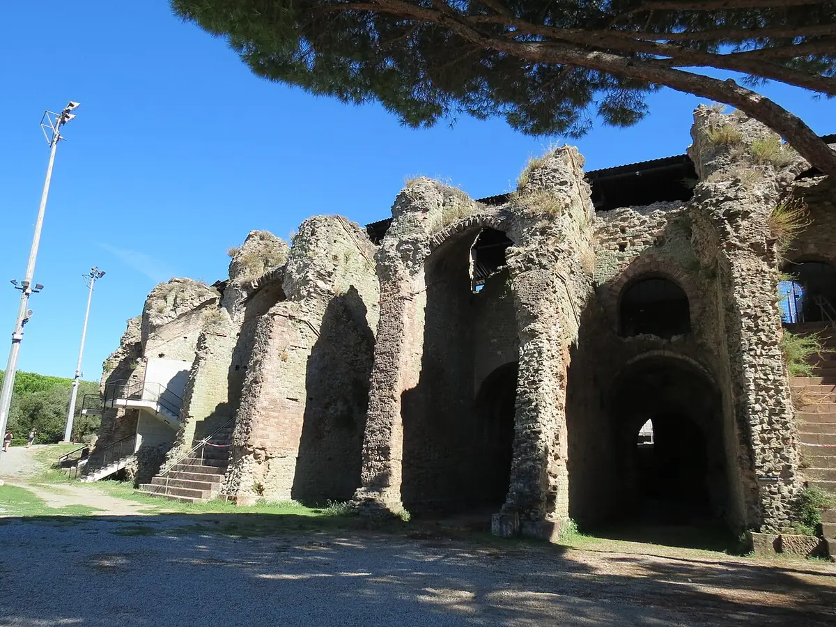 Vestiges des arcades de l’amphithéâtre romain de Fréjus sous un ciel bleu