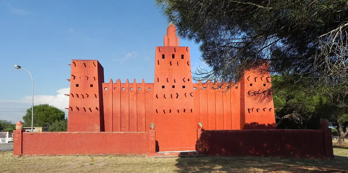 La mosquée Missiri de Fréjus, bâtiment rouge sous les pins