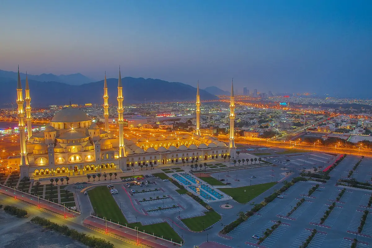 La mosquée Cheikh Zayed à Fujairah, son minaret se dressant devant les montagnes