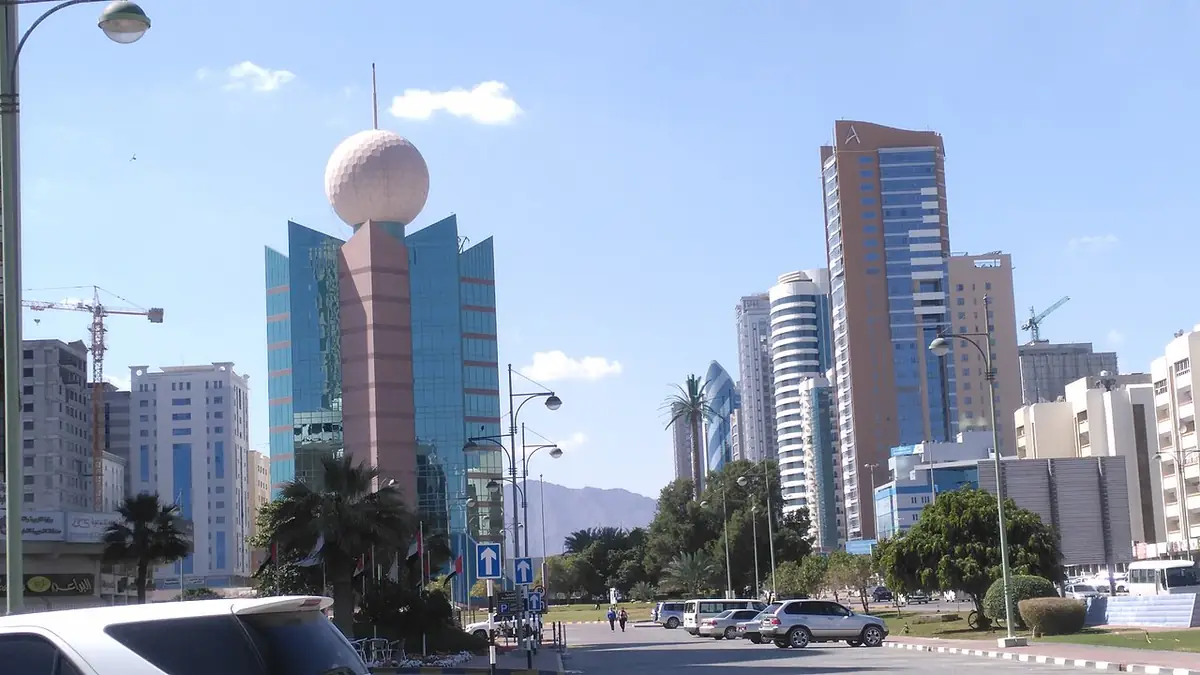 La skyline compacte de Fujairah, avec une tour arrondie sous un ciel dégagé