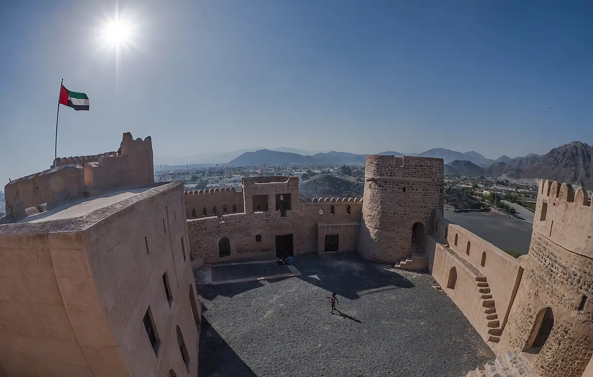 Les remparts en pierre du fort de Fujairah dominent la ville et les montagnes environnantes