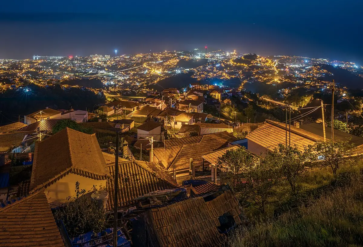 Funchal illuminée la nuit, vue depuis les hauteurs de Barreira