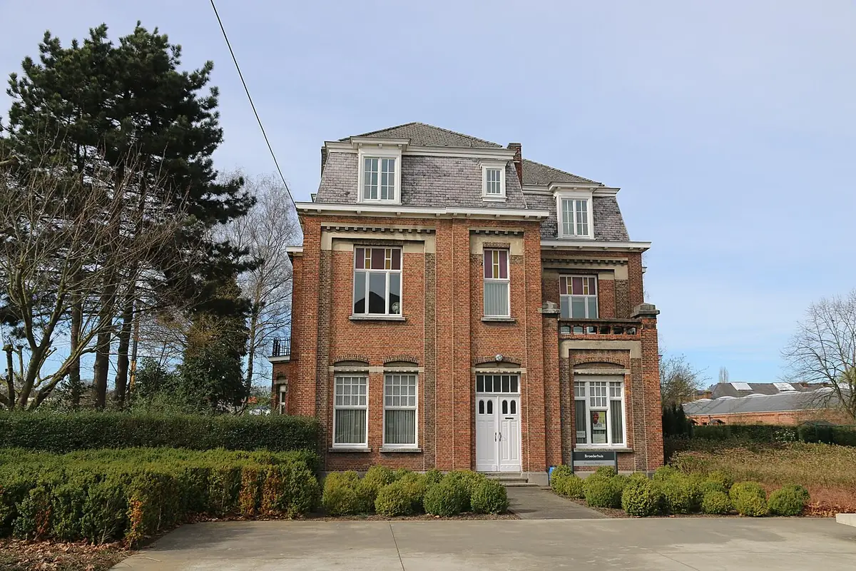 Une maison en briques aux lucarnes élégantes à Gand