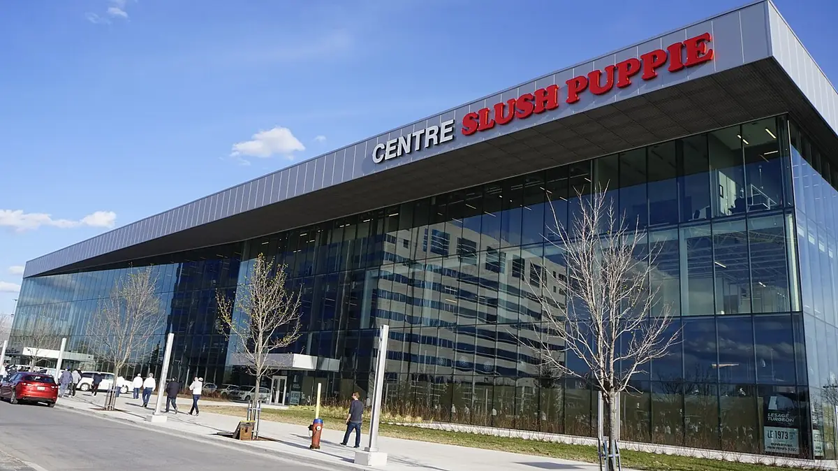 Le Centre Slush Puppie à Gatineau, grand bâtiment vitré au bord d’une avenue