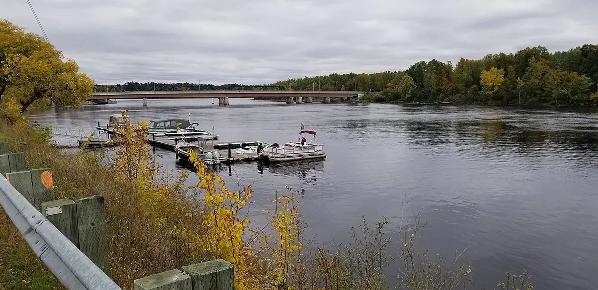 La rivière Gatineau et le pont Lady-Aberdeen vus depuis la rive, arbres d’automne