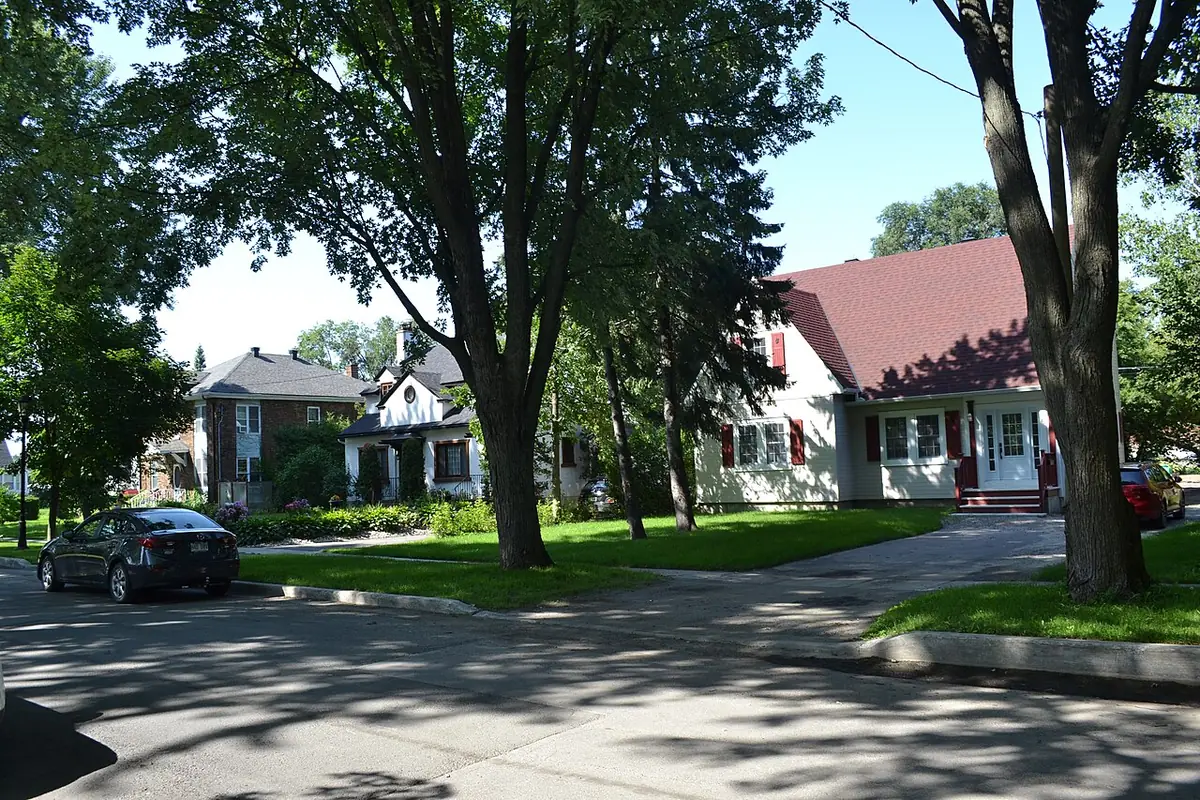 Maisons individuelles à toits pentus et jardins arborés dans le Quartier-du-Moulin à Gatineau