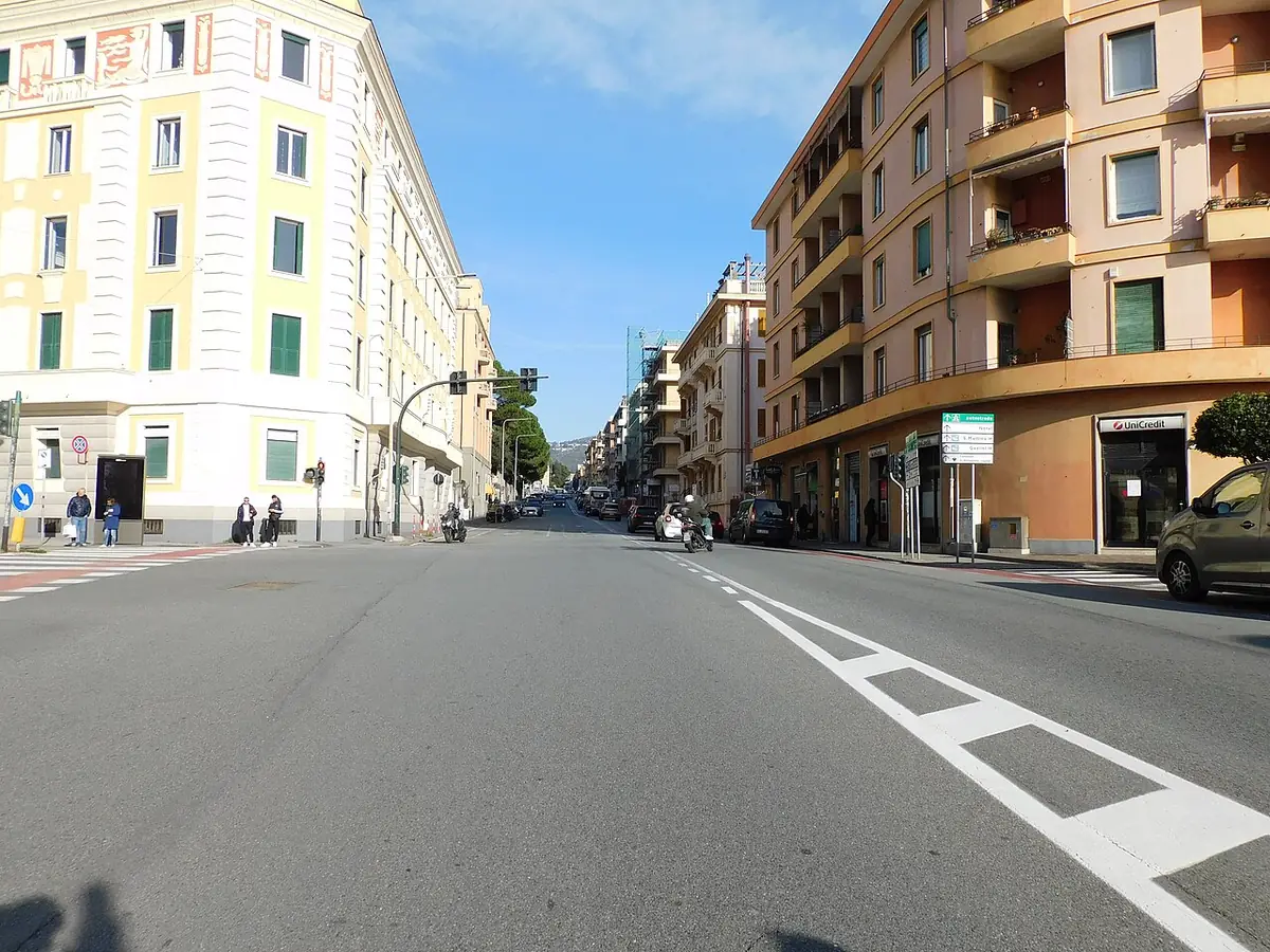 Via Felice Cavallotti à Gênes, large rue bordée d’immeubles colorés