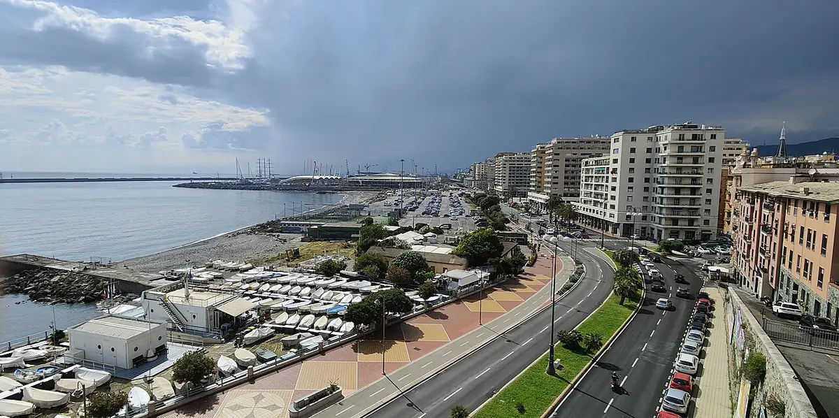 Panorama du quartier de la Foce à Gênes, immeubles, avenue et port de plaisance