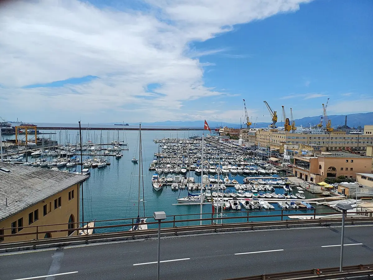 Le porticciolo Duca degli Abruzzi à Gênes, bateaux de plaisance et grues du port