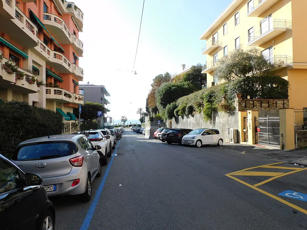 Via Giacomo Medici del Vascello à Gênes, rue résidentielle avec immeubles et voitures garées