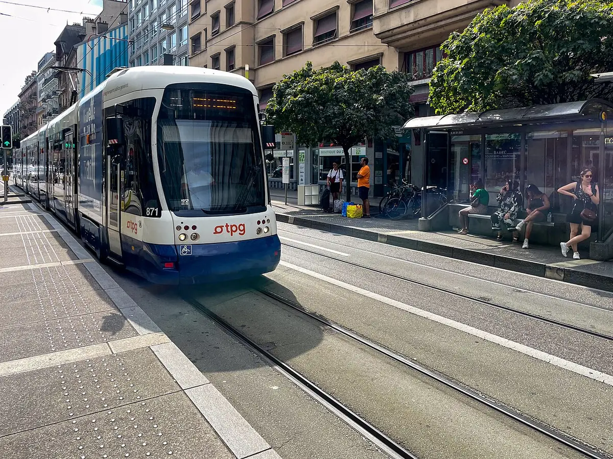 Un tram traverse la rue de Lausanne à Genève
