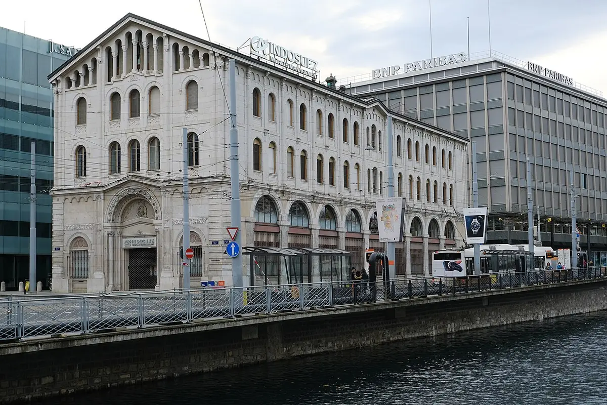 Un immeuble historique au bord du Rhône, quai de l’Île à Genève