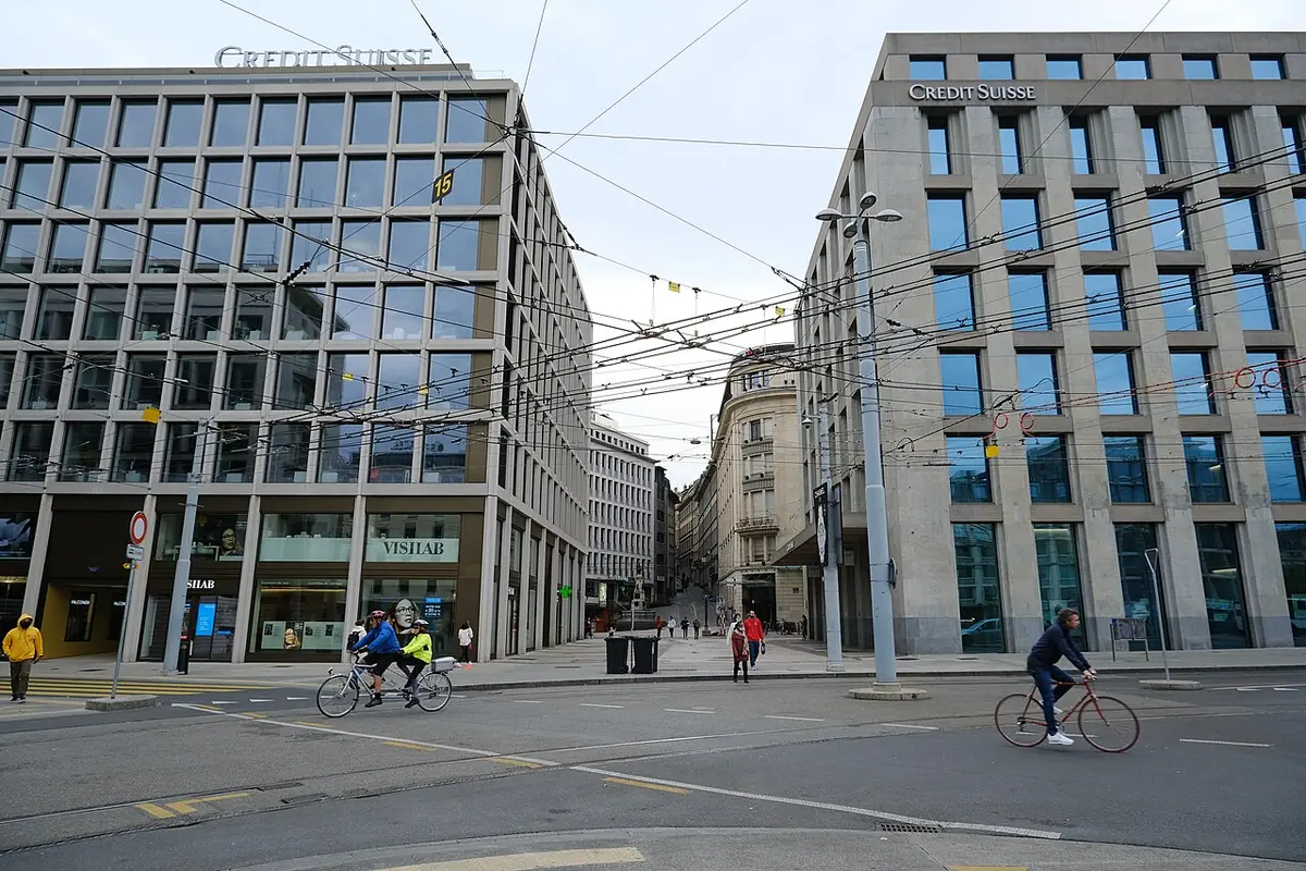 Le carrefour de la place de Bel-Air à Genève, bordé d’immeubles commerciaux
