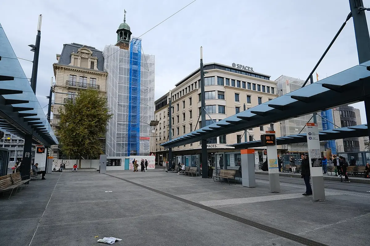 La place de Bel-Air à Genève, bordée d’immeubles avec une tour d’horloge