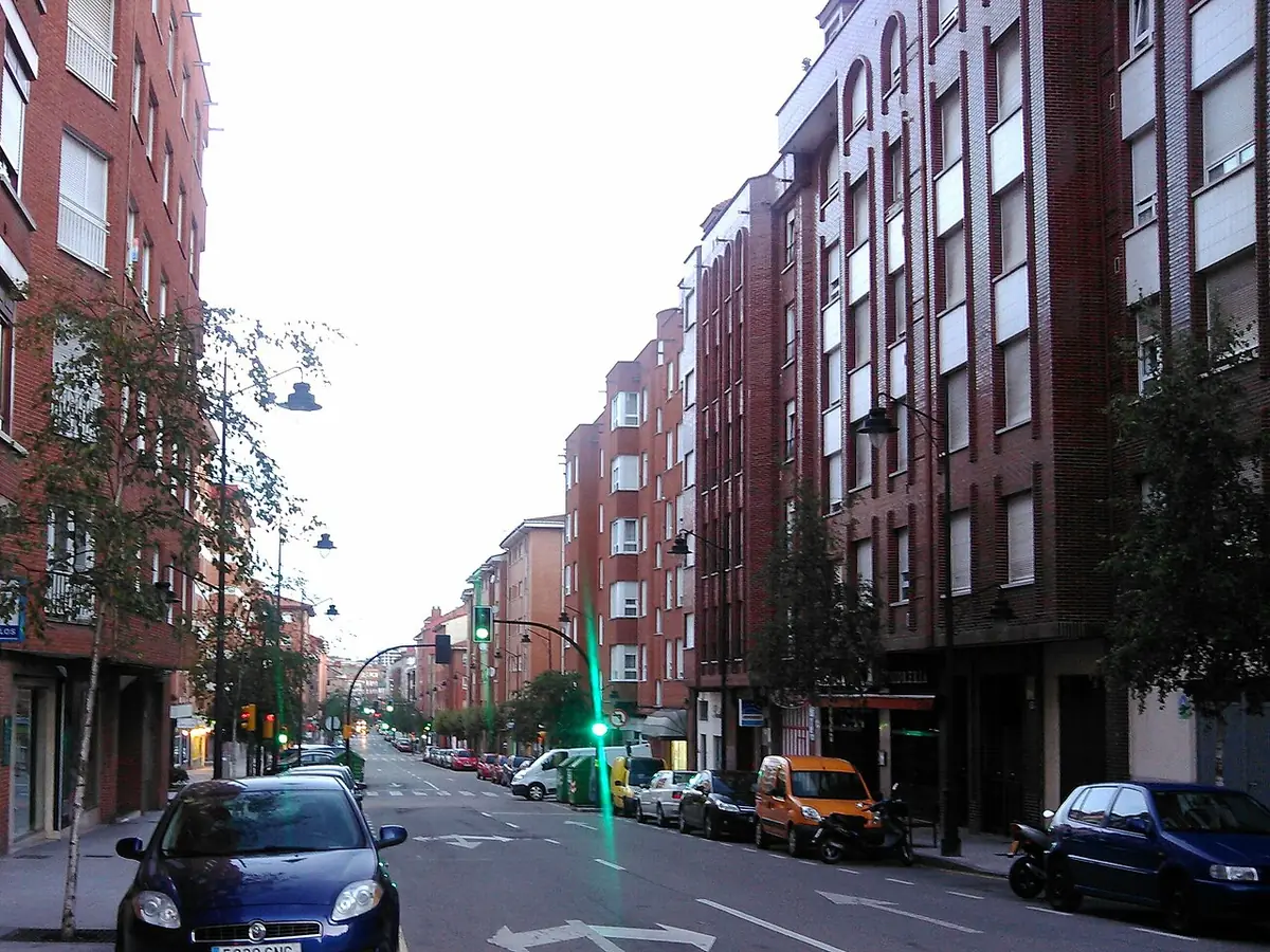 La Carretera del Obispo, rue bordée d’immeubles dans le quartier de Contrueces à Gijón