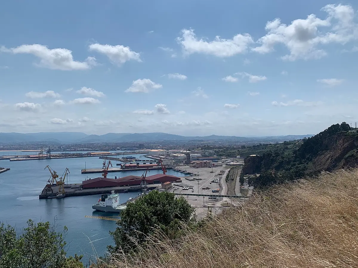 Vue de Gijón et de son port depuis les hauteurs, mer et ciel dégagé