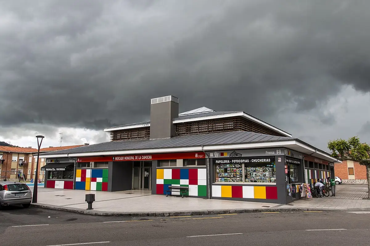 Le marché municipal de La Camocha, à la façade colorée, dans un quartier de Gijón