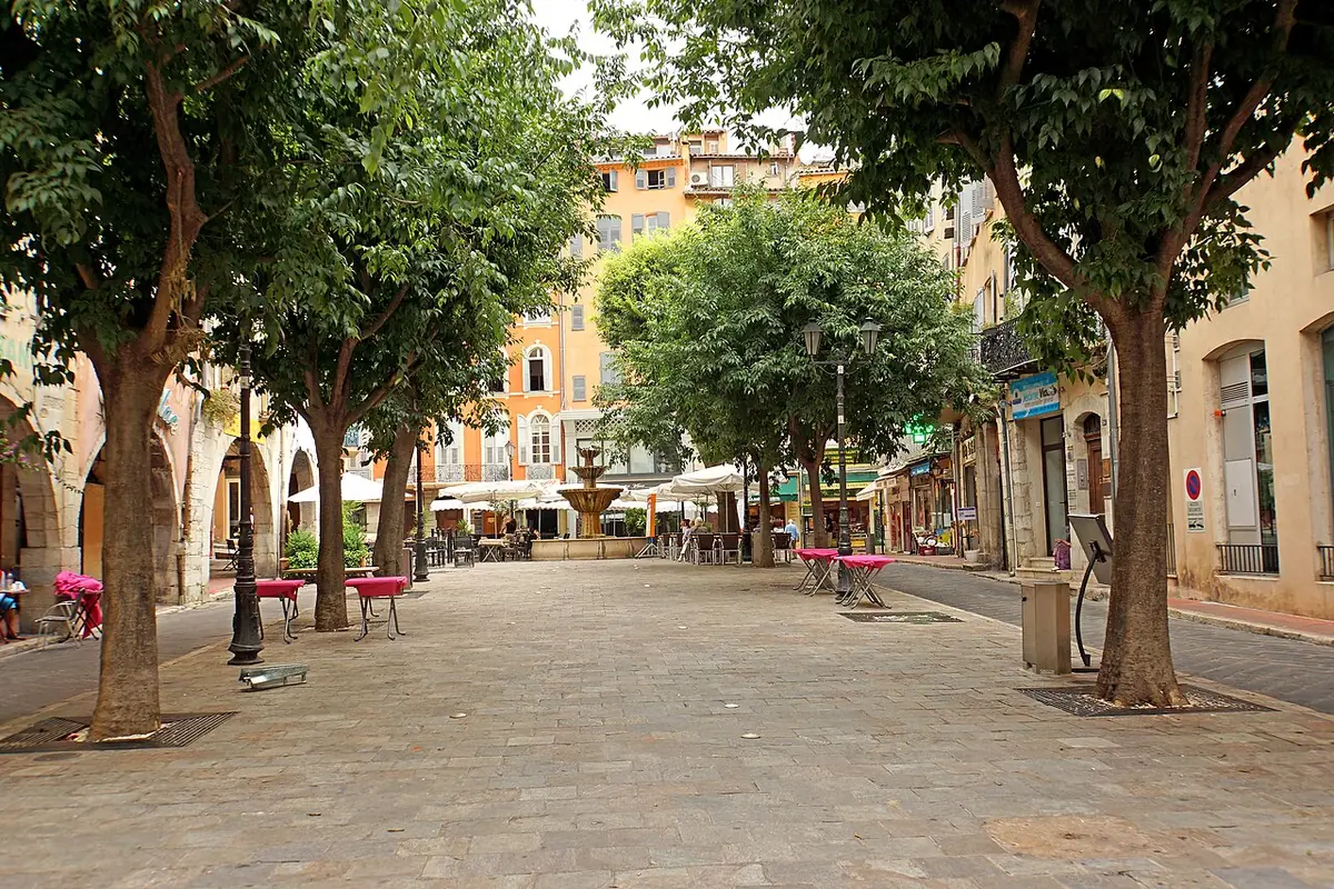 La place aux Aires à Grasse, ombragée par des platanes et bordée de façades