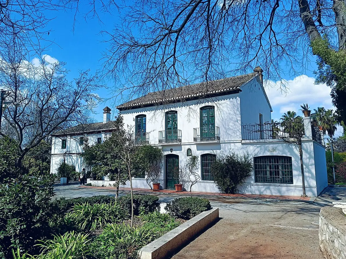 La Huerta de San Vicente, maison andalouse blanche entourée d’un jardin à Grenade
