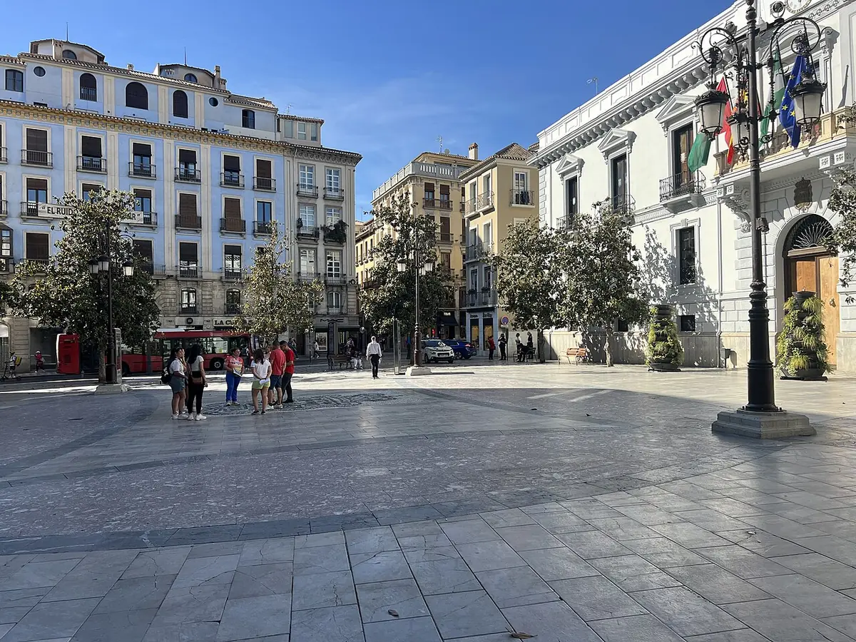 La Plaza del Carmen à Grenade, bordée de façades andalouses et de palmiers