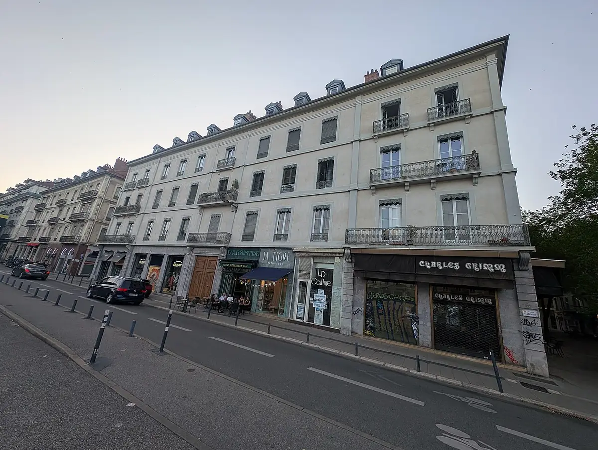 Un immeuble avec balcons rue Édouard Branly à Grenoble