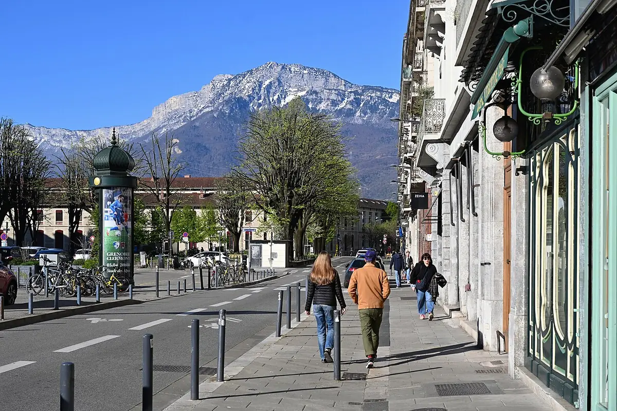 La place Vaucanson à Grenoble, avec le Moucherotte en arrière-plan