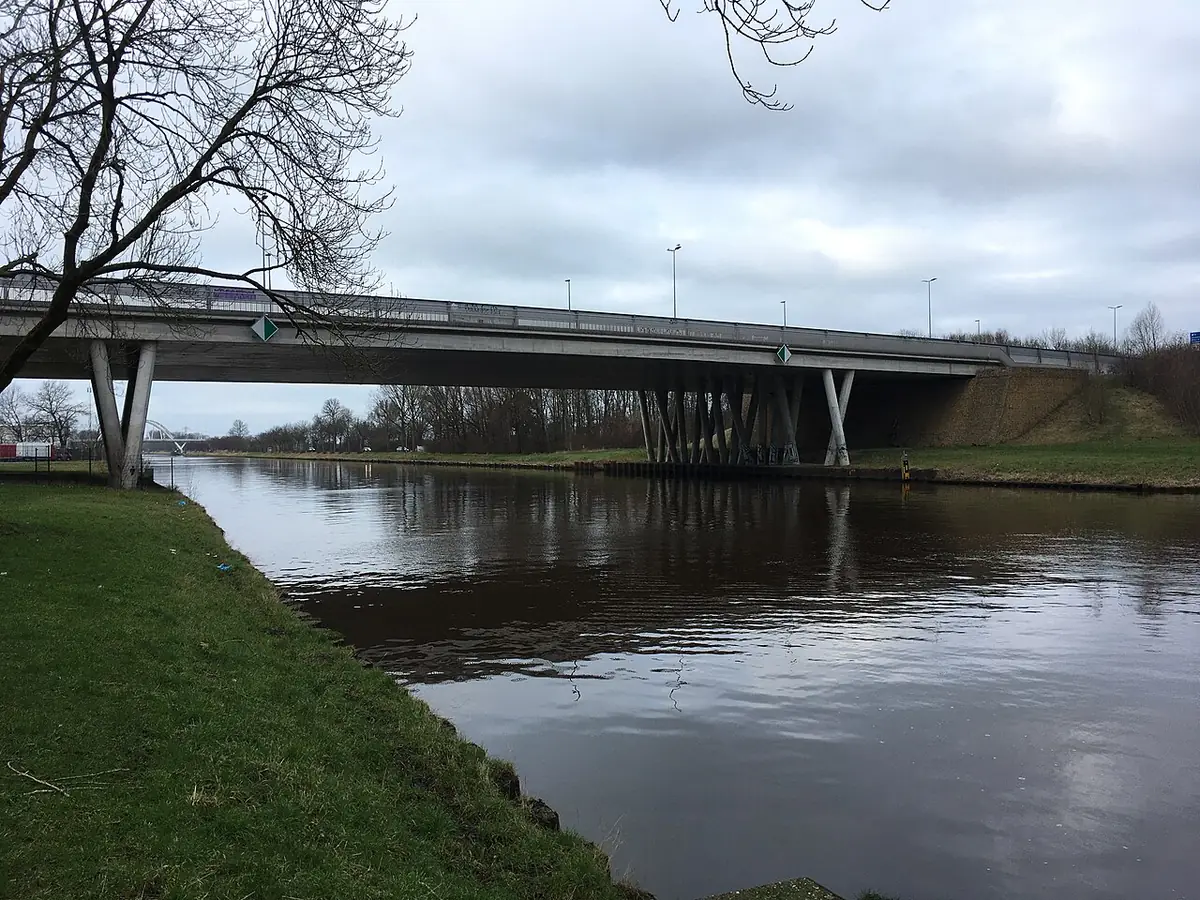 Le pont du Noordzeebrug franchissant le canal à Groningue