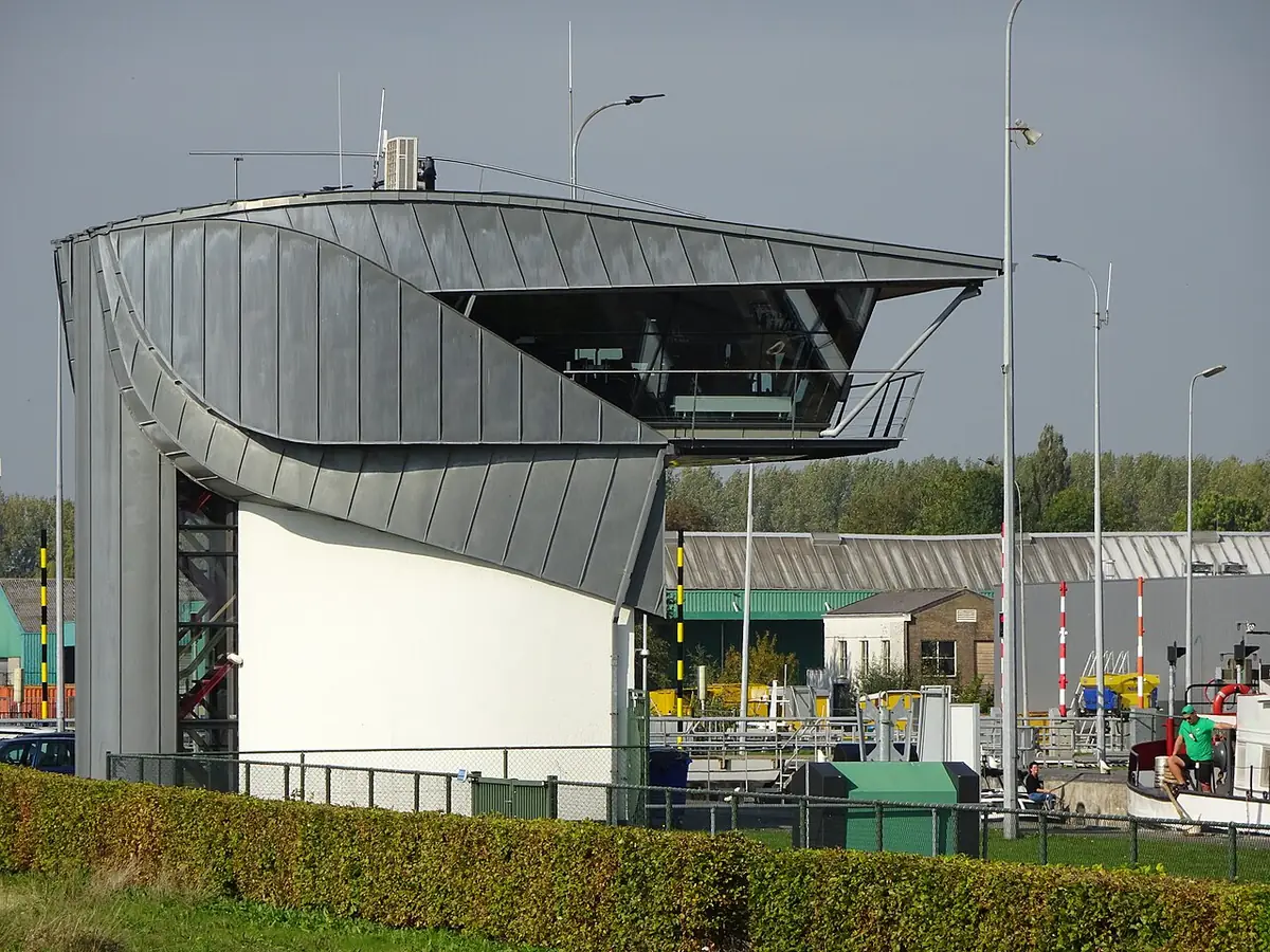 Un bâtiment moderne aux formes audacieuses près de l’Oostersluis à Groningue