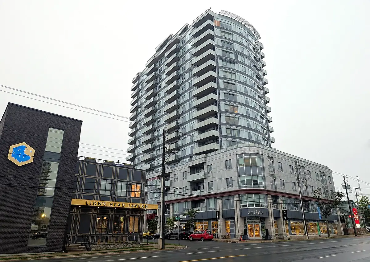 Un immeuble résidentiel moderne de 18 étages rue Robie à Halifax