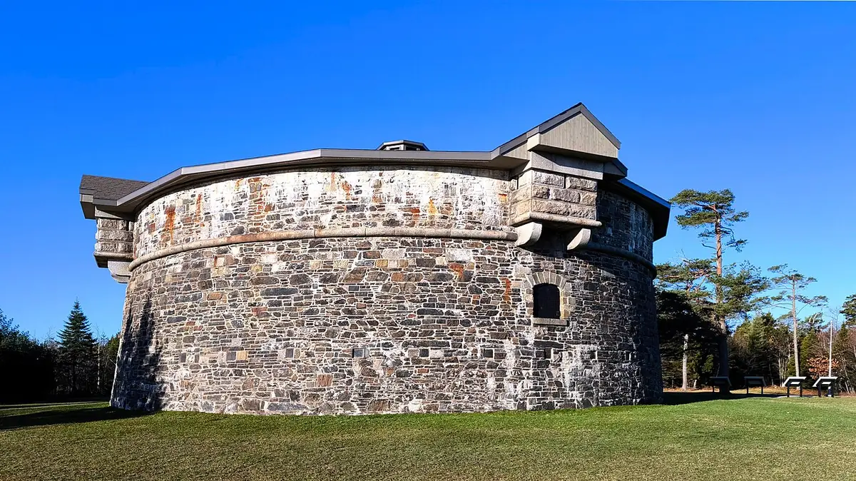 La tour Prince of Wales, ancienne fortification dans un parc de Halifax