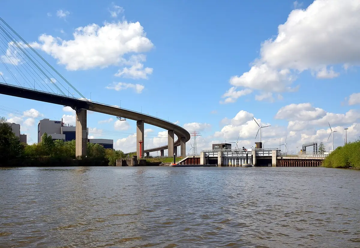 Un pont enjambant une étendue d’eau à Hambourg