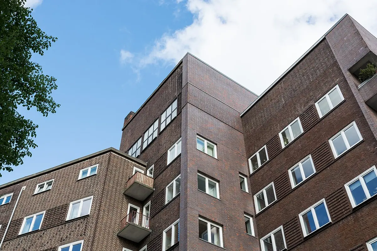 Un immeuble en briques avec balcons rue Ohlsdorfer à Hambourg