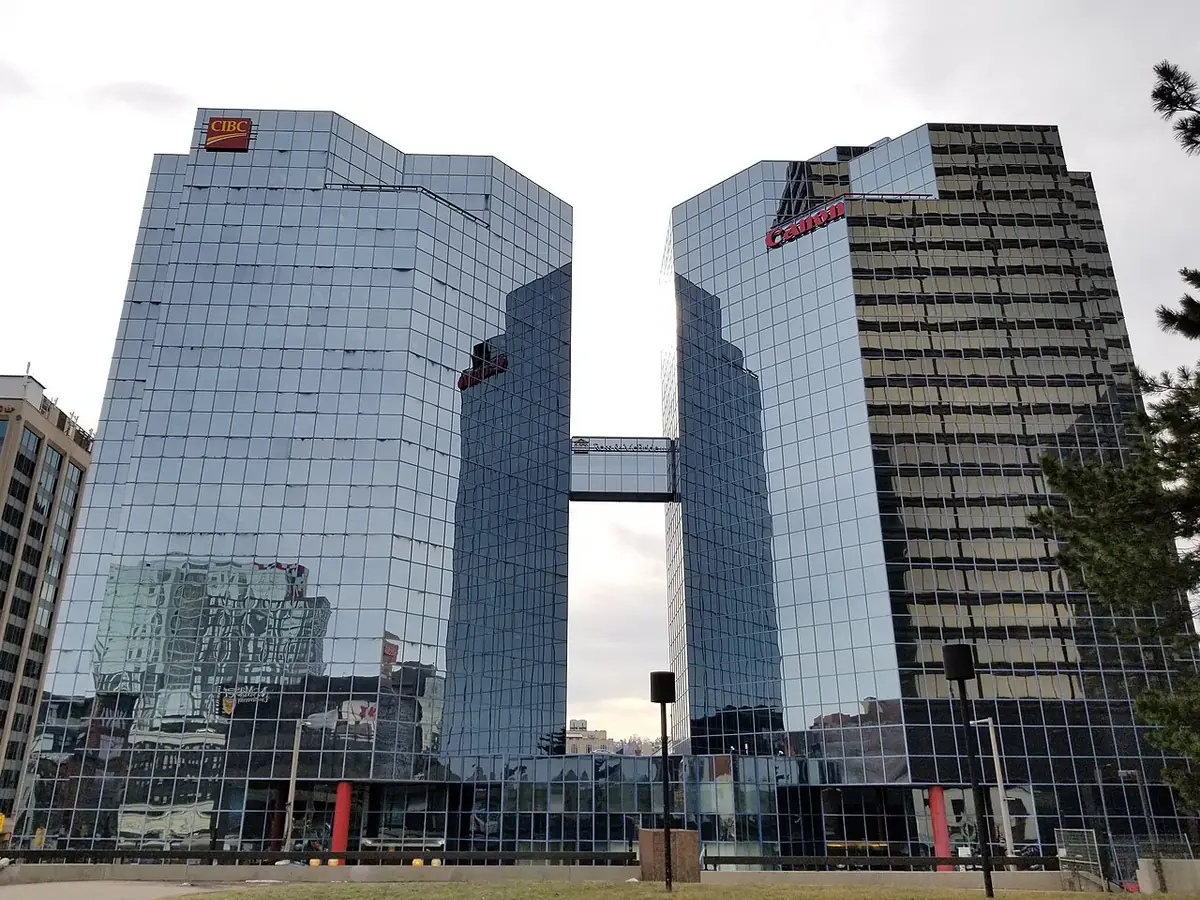 Les tours vitrées de Commerce Place dans le centre-ville de Hamilton