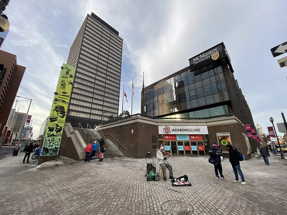 La place Lloyd D. Jackson Square, animée au cœur du centre-ville de Hamilton