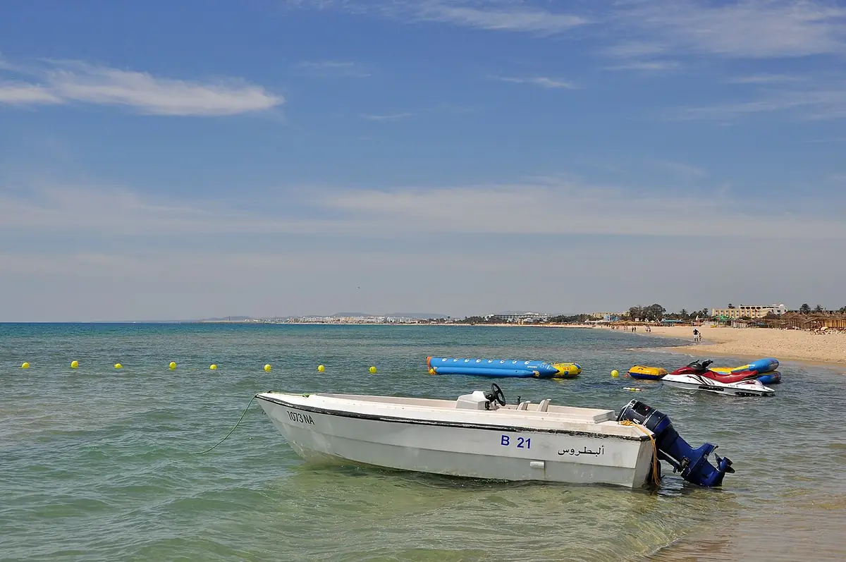 La plage de Hammamet-Sud avec un bateau amarré près du rivage