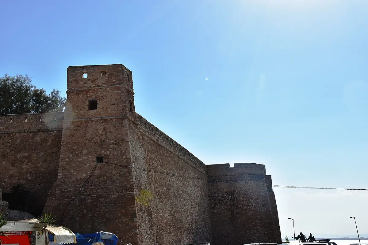 La kasbah de Hammamet, forteresse aux murs de pierre face à la mer