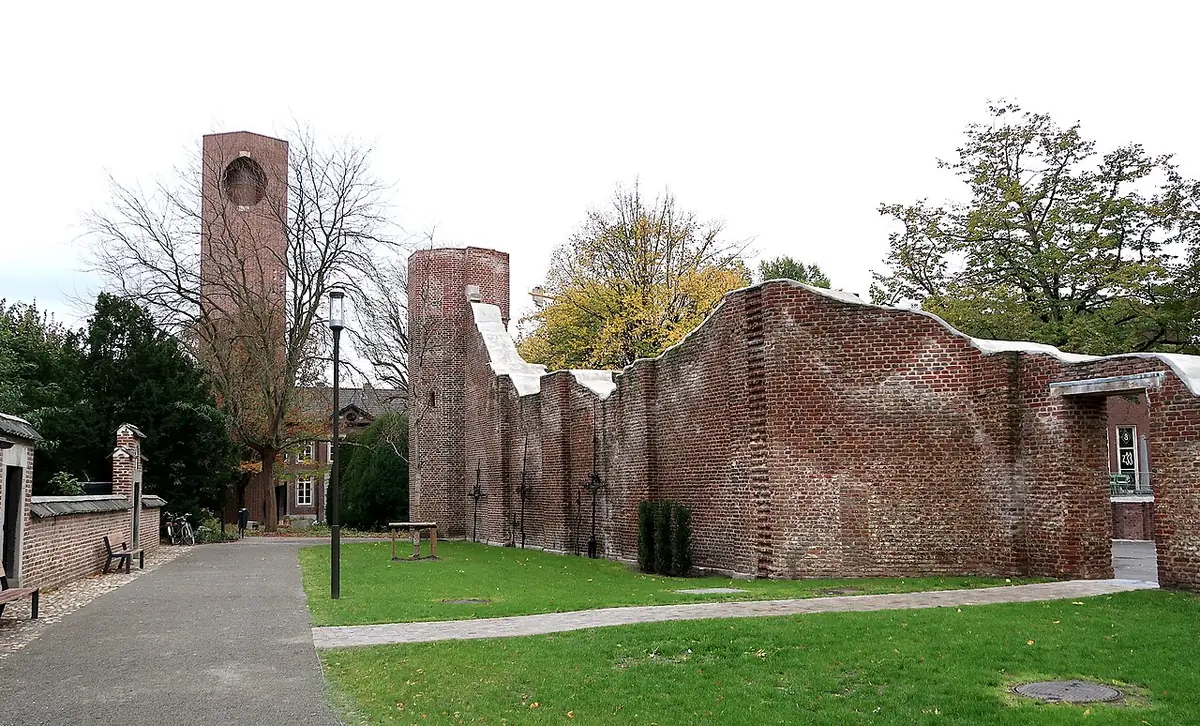 Ruines de l’église du béguinage de Hasselt et tour d’observation, pelouse et allée