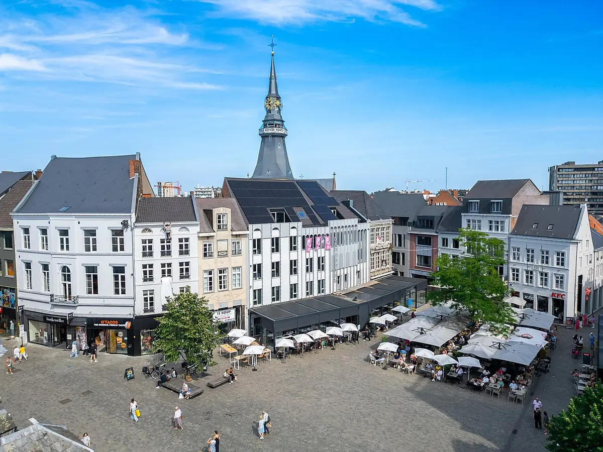 Vue plongeante sur la Grote Markt de Hasselt, terrasses, façades et clocher