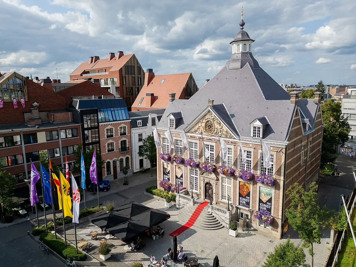 L’ancien hôtel de ville de Hasselt vu d’en haut, entouré de maisons en brique
