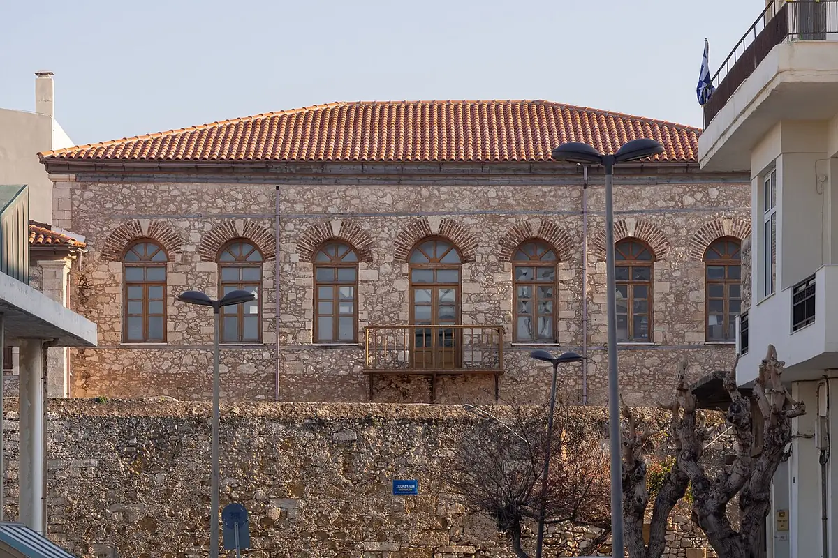 Un bâtiment ancien en pierre, toit de tuiles, dans le centre d’Héraclion