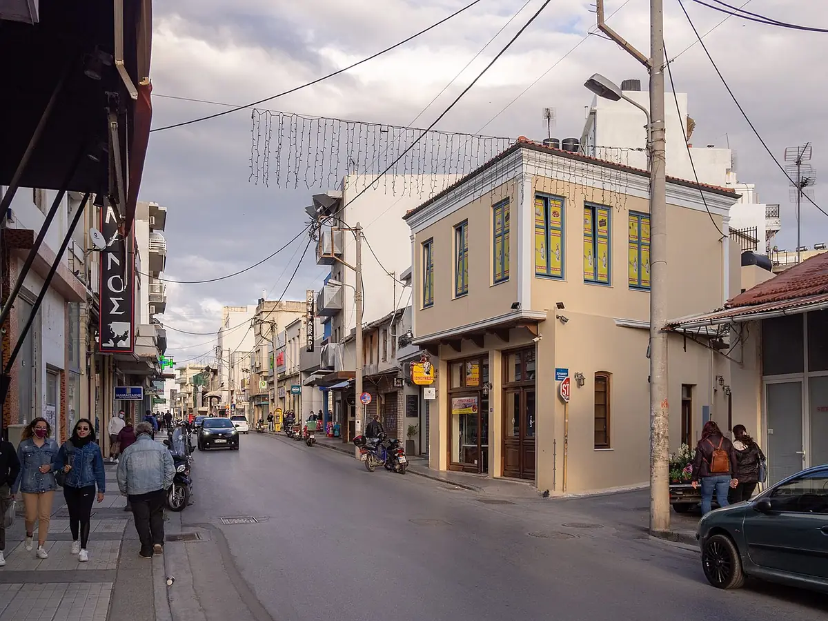 La rue Kalokairinou et ses façades anciennes dans la vieille ville d’Héraclion